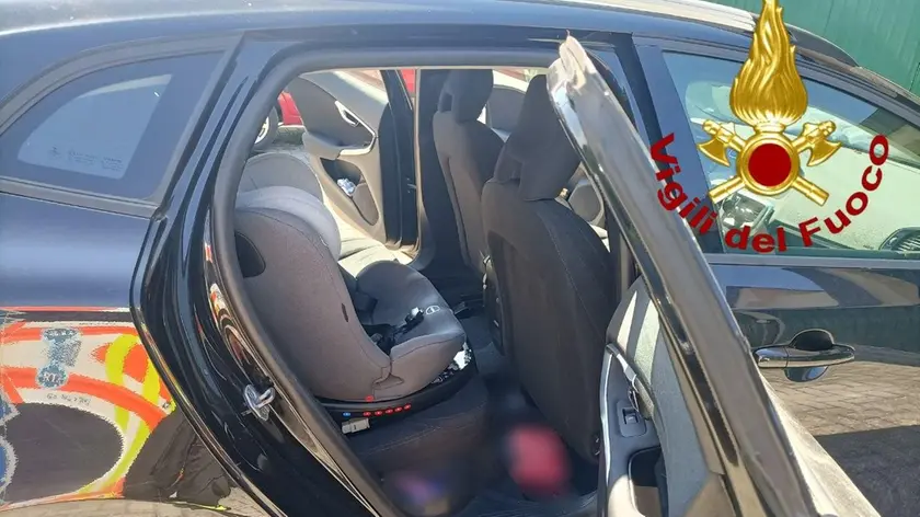 L'auto dove la bambina è rimasta chiusa