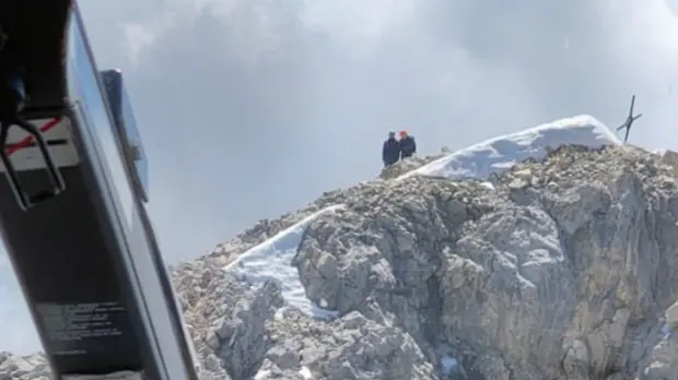 Le fasi di recupero dei due alpinisti sul Civetta