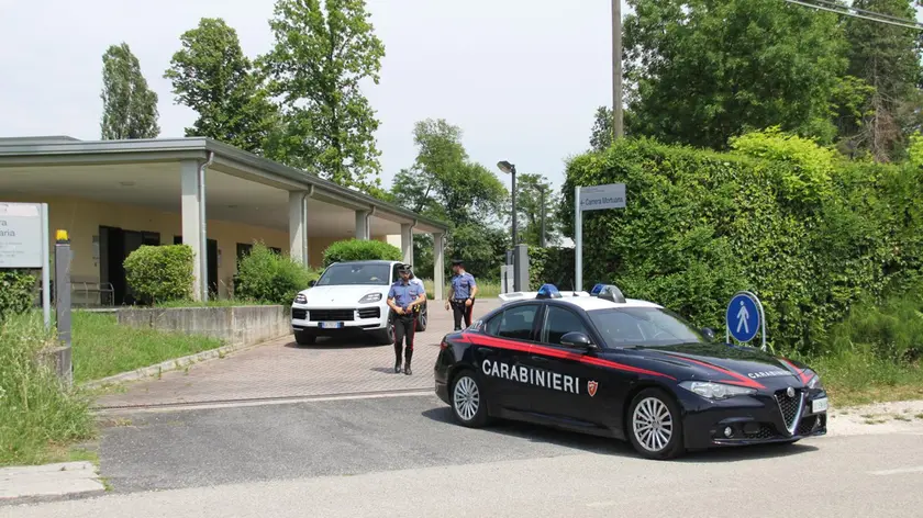 Un’auto dei carabinieri nei pressi dell’obitorio di Portogruaro, dove è stata portata la salma