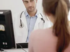 Un medico in ambulatorio. Ecco come funzionano le case di comunità