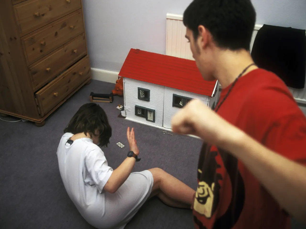 Violenza domestica contro la figlia (foto simbolo)