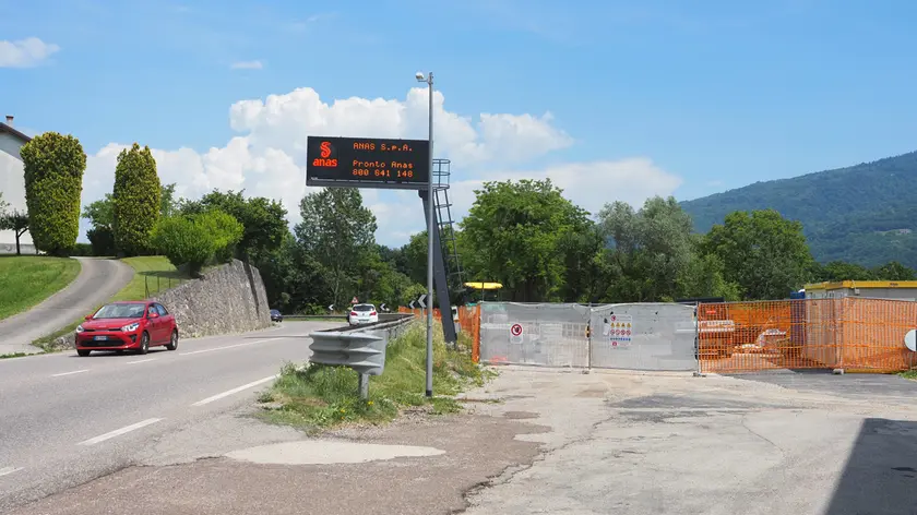 Il cantiere sulla statale 50 al Sagittario per la realizzazione del sottopasso della ciclabile Celarda - Busche