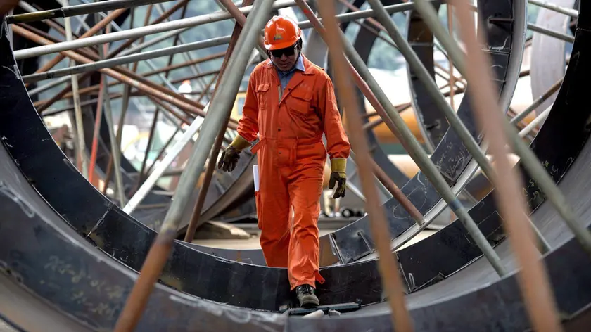Un'operaio metalmeccanico al lavoro