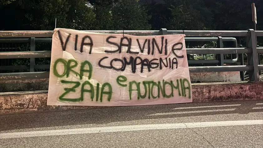 Lo striscione apparso nella notte