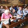 I banchi del consiglio comunale con Armando Stefani primo a sinistra in polo rosa