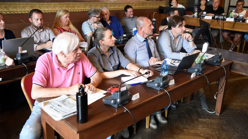I banchi del consiglio comunale con Armando Stefani primo a sinistra in polo rosa