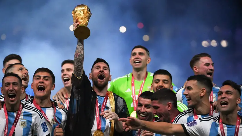 Leo Messi alza la Coppa del Mondo 2022 con l'Argentina: in 7a0 pescarlo aumenta e non di poco le chance di vittoria (FRANCK FIFE/AFP)