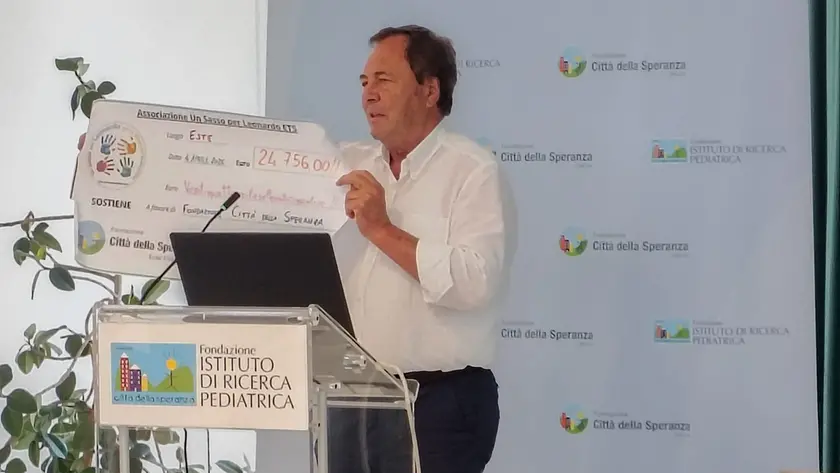 Il fondatore della Città della Speranza, Franco Masello, con un assegno ricevuto l’altra sera