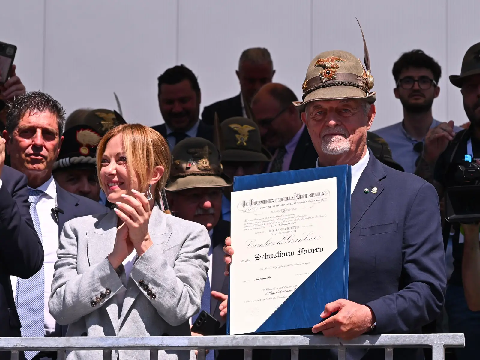 Il riconoscimento che la premier ha consegnato al presidente Ana Favaro (Foto Petrussi)