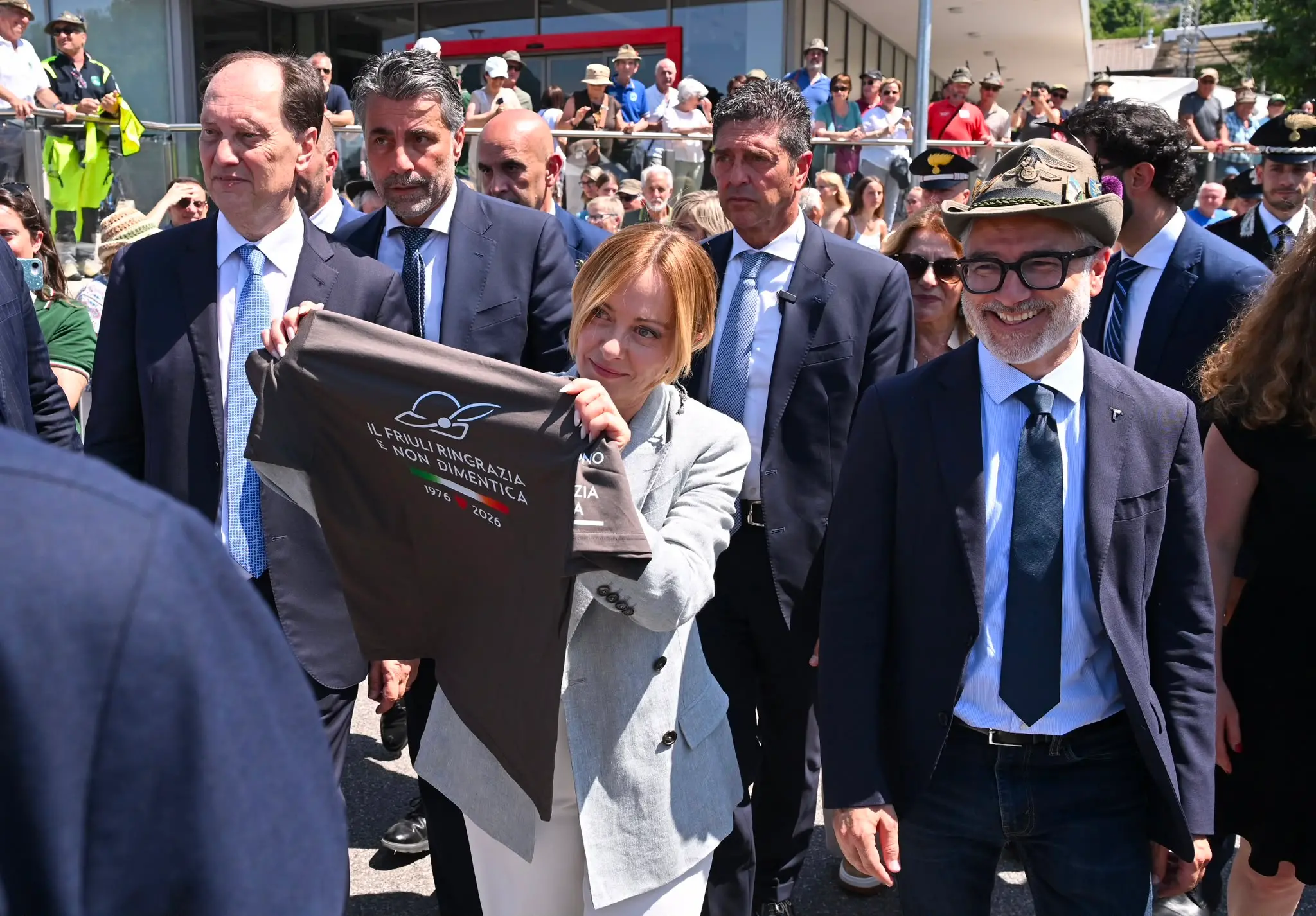 Accolta dagli applausi e dai cori della folla, la presidente del Consiglio Giorgia Meloni ha partecipato oggi al raduno del Triveneto degli alpini a Gemona, lasciando poi l’evento tra gli applausi dei presenti. «C’era bisogno di questo bagno di patriottismo», ha dichiarato la premier mentre attraversava l’area della manifestazione salutando il pubblico. «Non sono riuscita ad andare a Genova quindi penso che valesse la pena venire qui per dire grazie», ha aggiunto Meloni. «Grazie per i valori e grazie per un lavoro preziosissimo anche durante le nostre Olimpiadi e per il lavoro che fanno da volontari costantemente. Sono una certezza e per le istituzioni avere questo genere di certezze fa assolutamente la differenza».