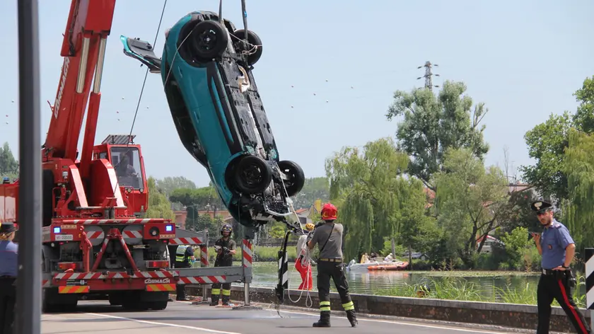 Il recupero dell'auto da parte dei pompieri (foto Bortoluzzi)