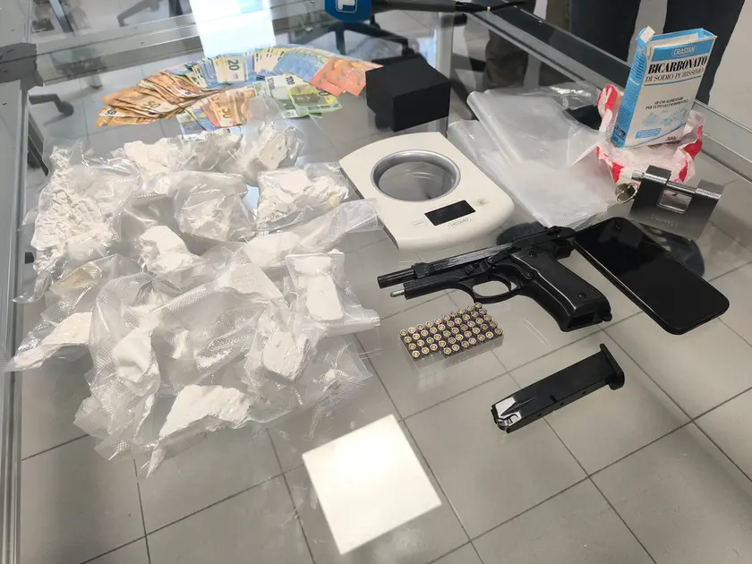Una partita di cocaina sequestrata a uno degli indagati