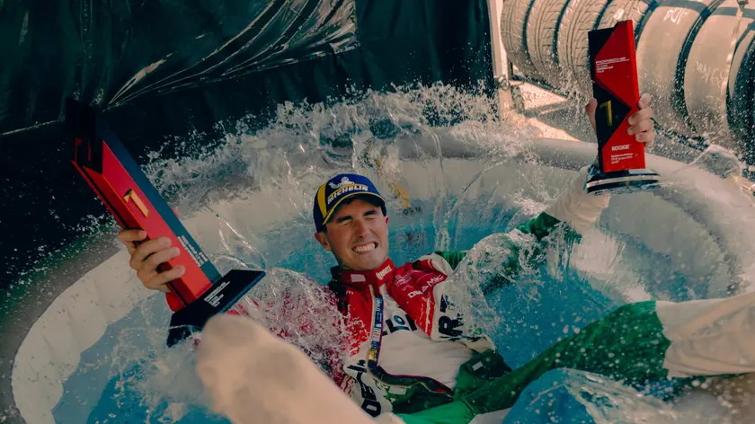 Andrea Bristot si tuffa in una mini piscina con i due trofei vinti a Monza
