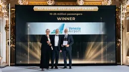 Monica Scarpa, Ad del gruppo Save, riceve il premio