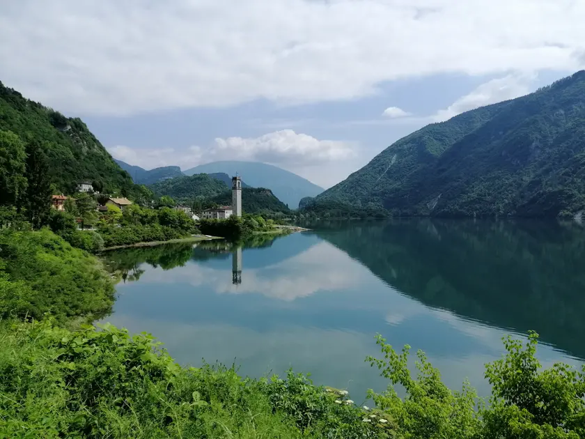 Una veduta del lago del Corlo