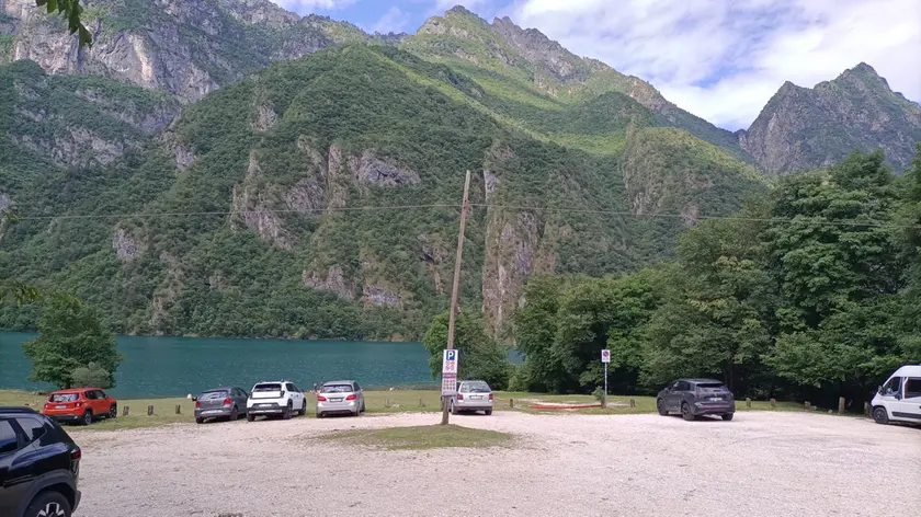 Il parcheggio al lago del Mis