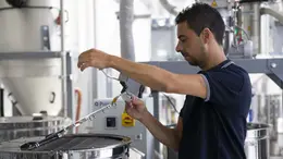 Un addetto dello stabilimento di PiovanGroup a Santa Maria di Sala