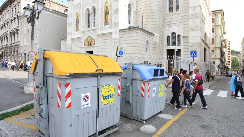Bidoni per la raccolta differenziata di carta e plastica