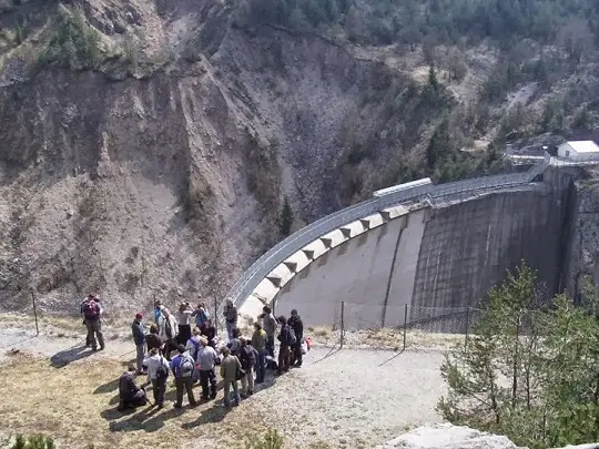 Studenti osservano dall'alto la diga del Vajont