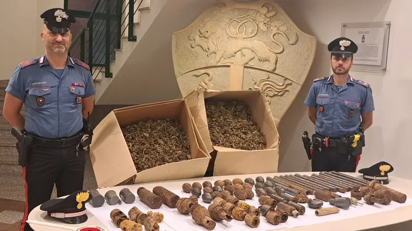 I carabinieri di Feltre con l'arsenale da guerra e la droga sequestrati nel corso dell'operazione di sabato scorso