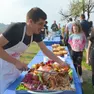 Matteo Dal Magro alle prese con uan porchetta