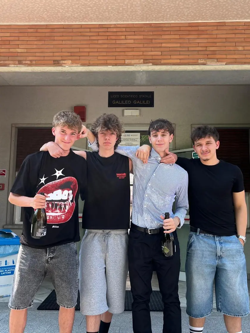 Alessandro De Paoli festeggia con gli amici