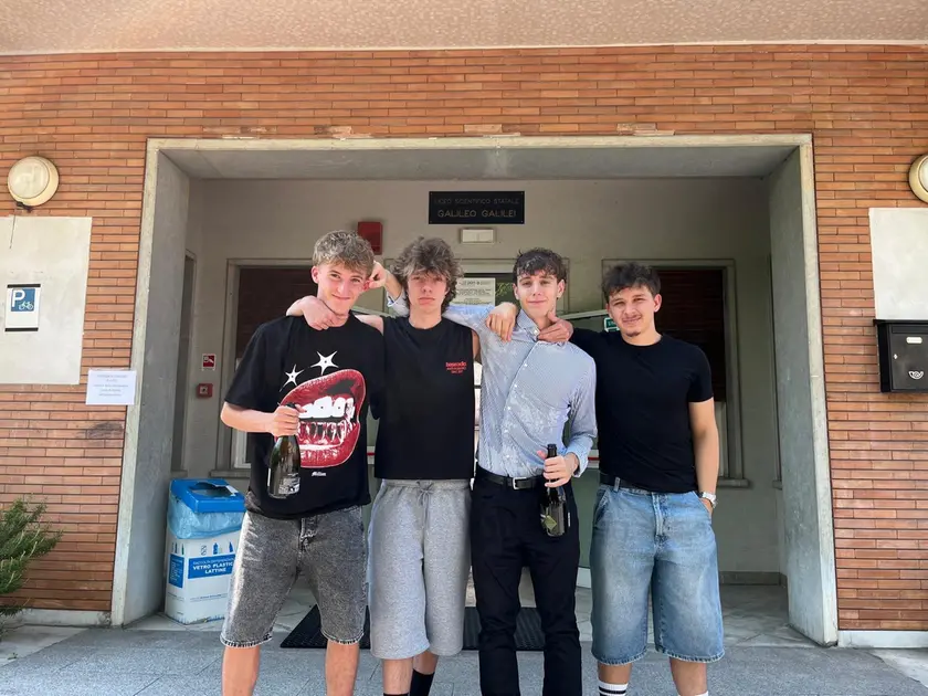 Alessandro De Paoli festeggia con gli amici