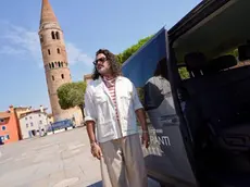 Alessandro Borghese a Caorle con il van nero di "4 Ristoranti"
