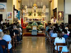 Il feretro di Chiara Guerra durante i funerali a San Stino (foto Bortoluzzi)