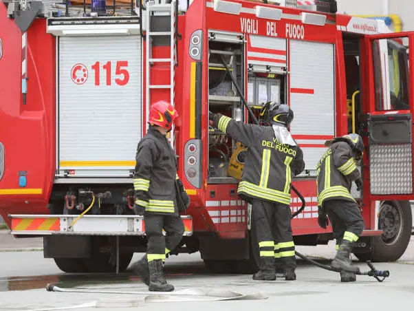 Una partenza dei vigili del fuoco