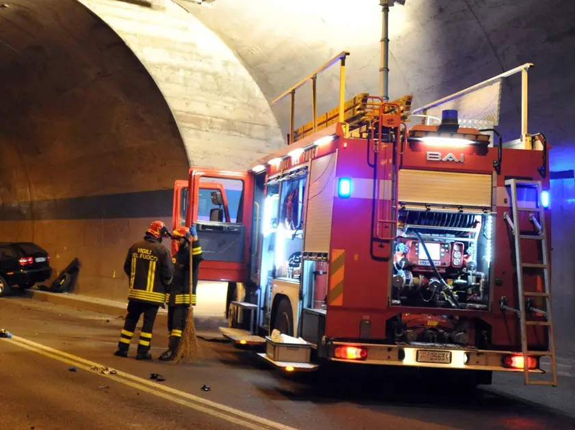 Un intervento dei vigili del fuoco nella galleria