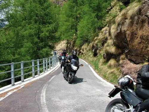 Motociclisti sulle strade bellunesi
