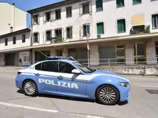 Una volante fuori dal condominio dove abita il padre