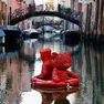 Il bimbo naufrago, l'installazione dell'artista James Colomina a Venezia