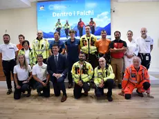 Il direttore generale Achille Di Falco al centro con l’équipe del 118 e di Falco 2