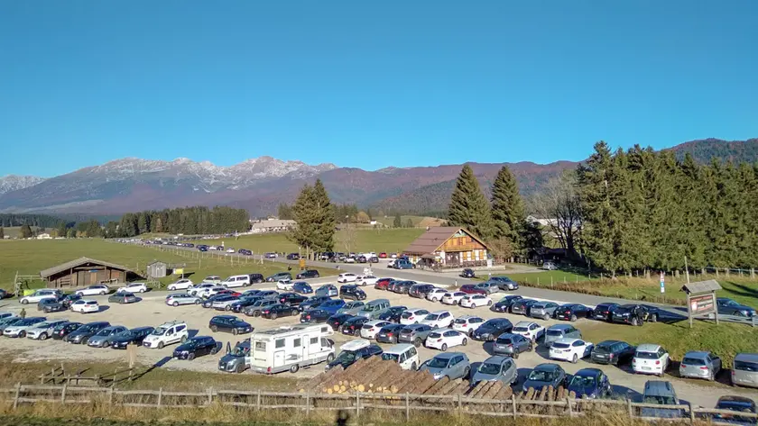 Cansiglio parcheggio pieno di turisti