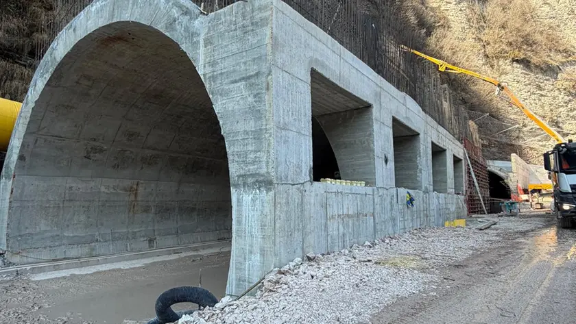 Il cantiere per la galleria della Pala Rossa lungo la Sr 50