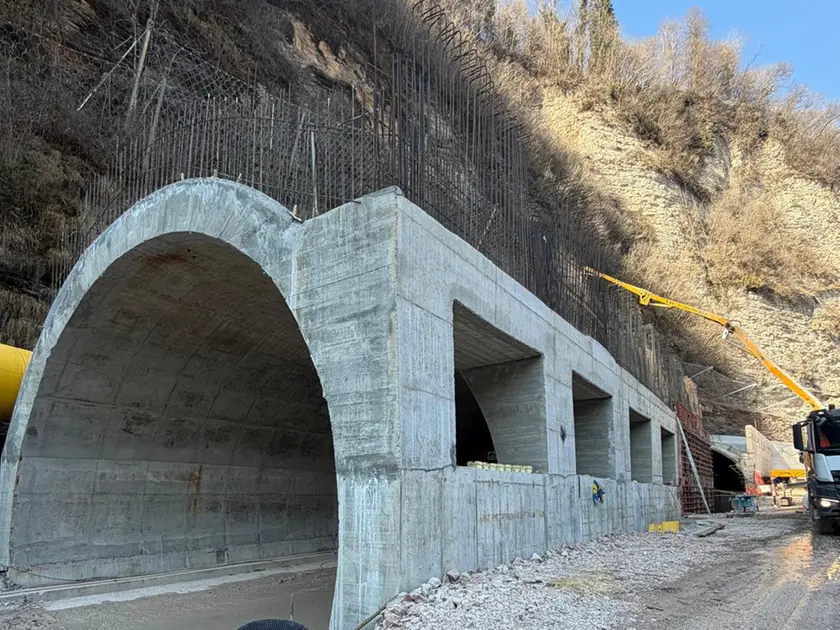Il cantiere per la galleria della Pala Rossa lungo la Sr 50
