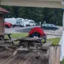 Il turista dorme sopra al tavolo