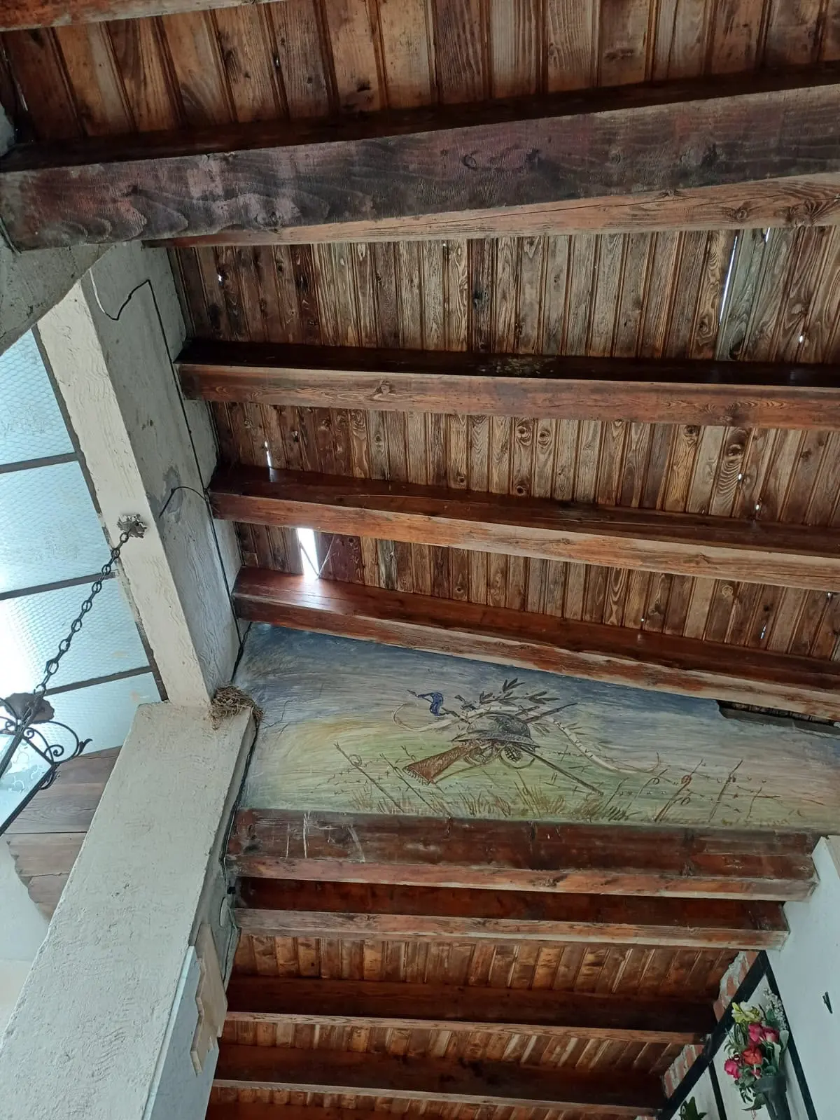 Il tetto in legno del porticato danneggiato