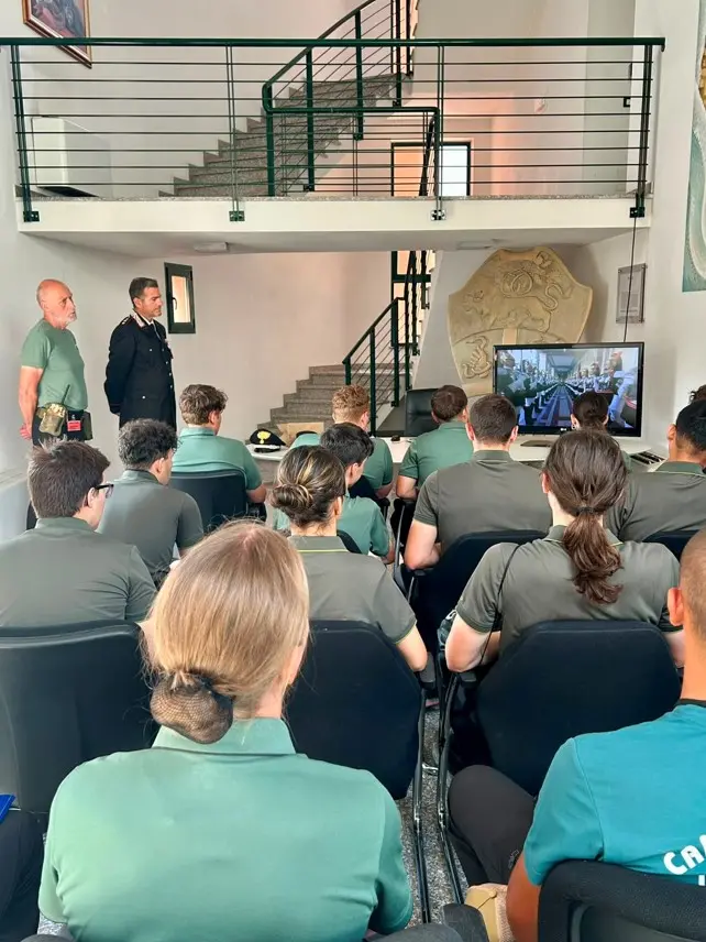 L'incontro degli allievi del campo scuola Ana di protezione civile con il capitano dei carabinieri Andrea Caminiti