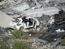 Un'auto distrutta dopo il crollo del ponte Morandi