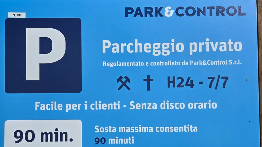 Un cartello che informa dei limiti alla sosta in un supermercato