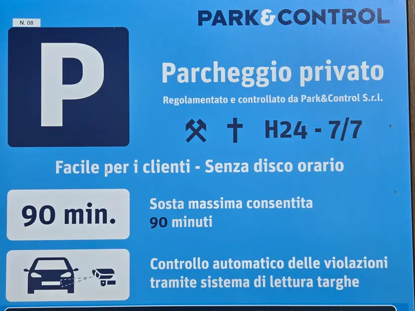 Un cartello che informa dei limiti alla sosta in un supermercato