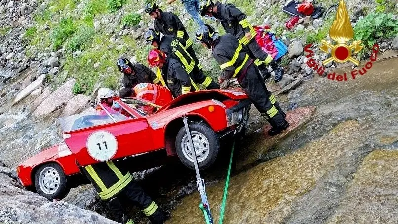 La Porsche 914 finita nel torrente lungo la strada del passo Giau