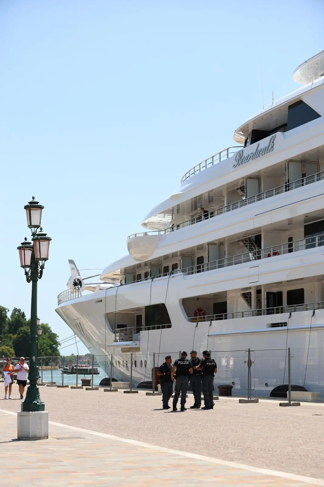 Lo yacht Boardwalk in Riva dei sette Martiri