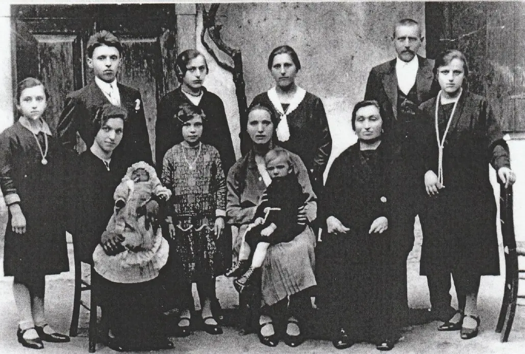 Un'immagine d'epoca della famiglia fonzasina
