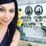 Jennifer Anton davanti alla tomba dei trisavoli Adelasia Dalla Santa e Corrado Argenta