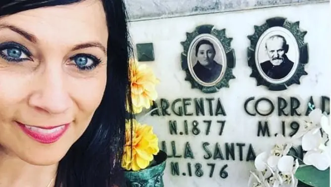 Jennifer Anton davanti alla tomba dei trisavoli Adelasia Dalla Santa e Corrado Argenta