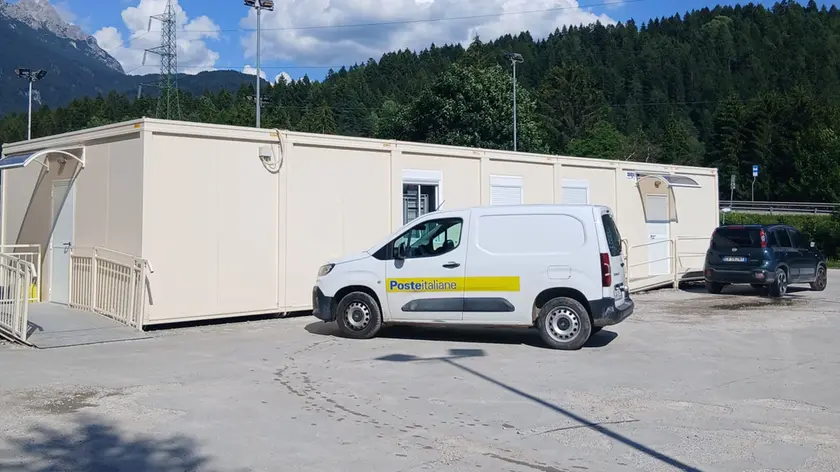 Il container dove lavorano i portalettere a Lozzo